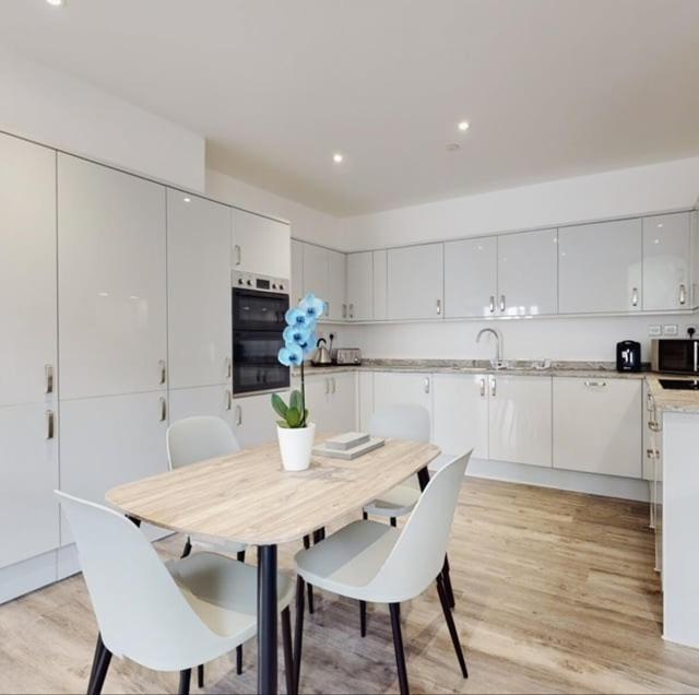 Spacious Two Bedroom Apartment With Valley Views Abertillery Bagian luar foto