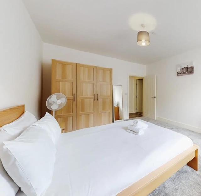 Spacious Two Bedroom Apartment With Valley Views Abertillery Bagian luar foto