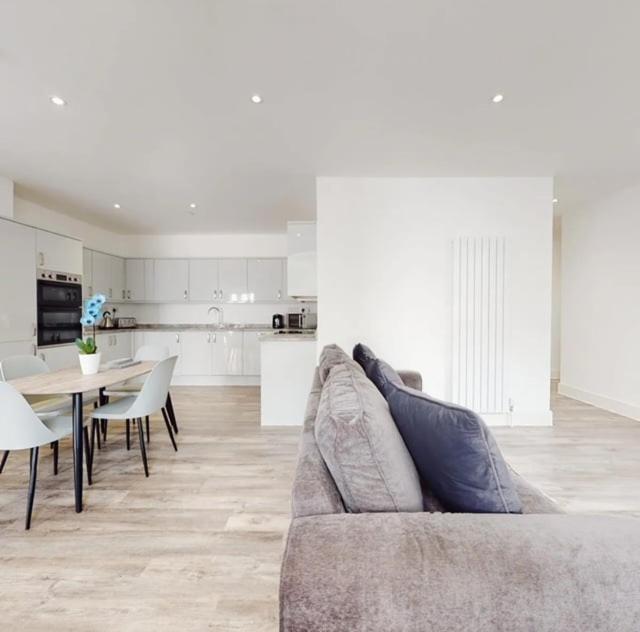 Spacious Two Bedroom Apartment With Valley Views Abertillery Bagian luar foto