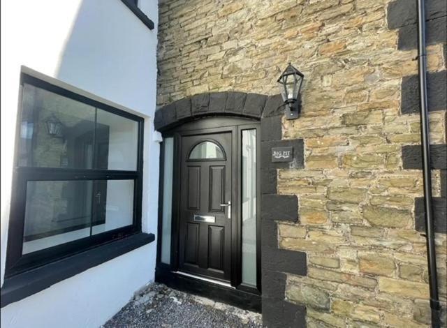 Spacious Two Bedroom Apartment With Valley Views Abertillery Bagian luar foto