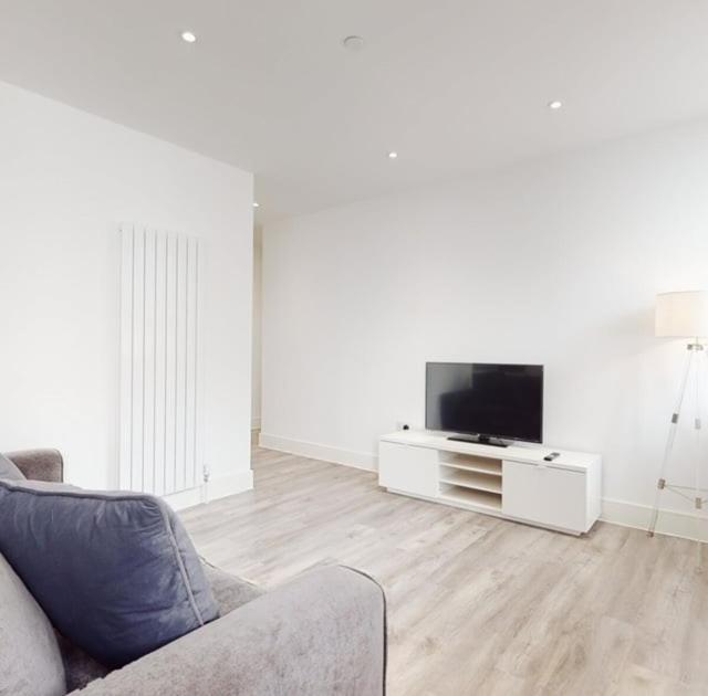 Spacious Two Bedroom Apartment With Valley Views Abertillery Bagian luar foto