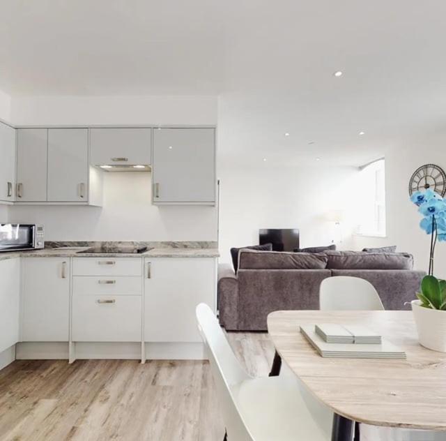Spacious Two Bedroom Apartment With Valley Views Abertillery Bagian luar foto